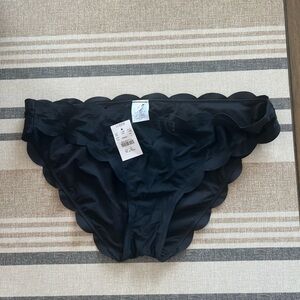 NWT - Black scallop bikini bottoms